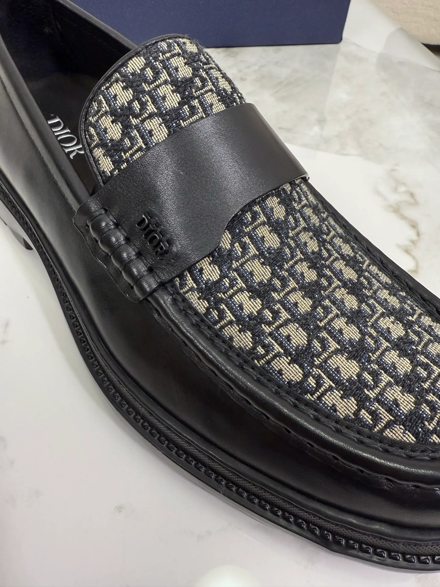[ DIOR ] Top P: 820💰 ▪️Size: 39-44 (customized for 38.45) Top male leather shoes DIOR Dior combines high-quality materials and exquisite details. The imported cowhide leather upper is embellished with Gancio buckles, showing a luxurious style. Imported cattle. TP sole is light and flexible in texture